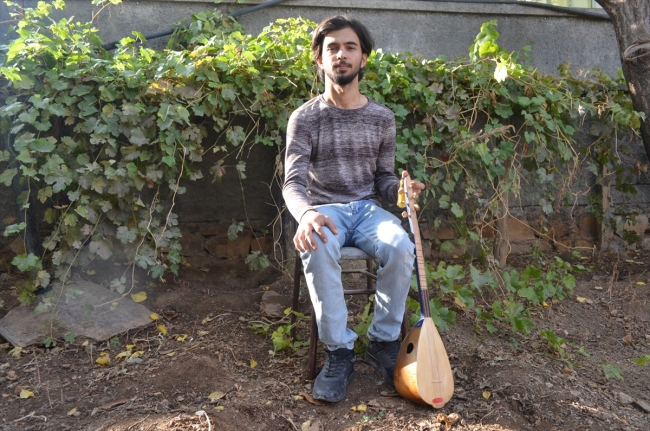 19 yaşındaki genç "ozanlar diyarı"nda kendi bağlamasını üretiyor